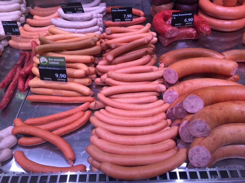 charcuterie-SOLLIES PONT-min_sausages_meat_butchery-1069321